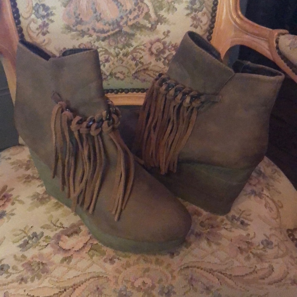 Sbicca platform bootie with fringe size 9
